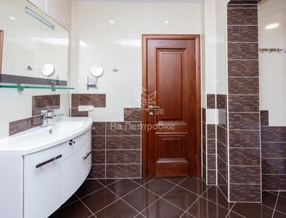 Трехэтажный коттедж, 358 м²