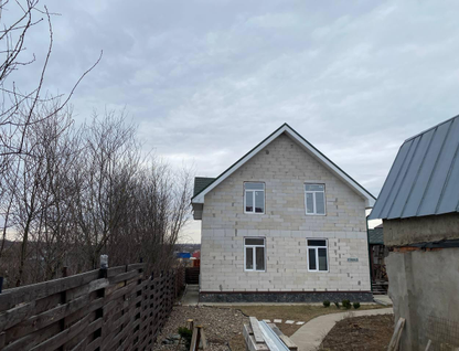 Двухэтажный дом, 180 м²