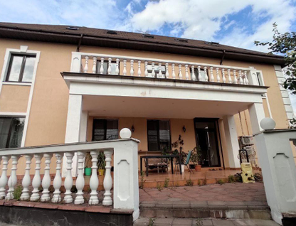 Трехэтажный коттедж, 360 м²