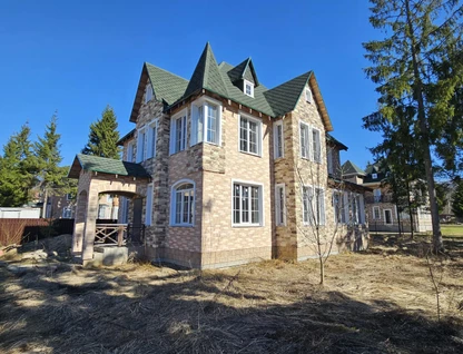 Трехэтажный коттедж, 291 м²