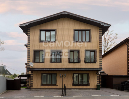 Трехэтажный дом, 180 м²