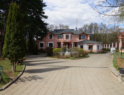 Двухэтажный коттедж, 890 м²