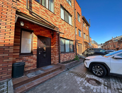 Трехэтажный таунхаус, 185 м²