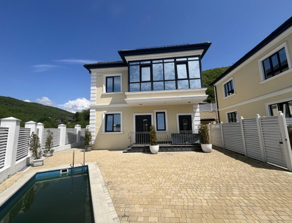 Двухэтажный дом, 180 м²